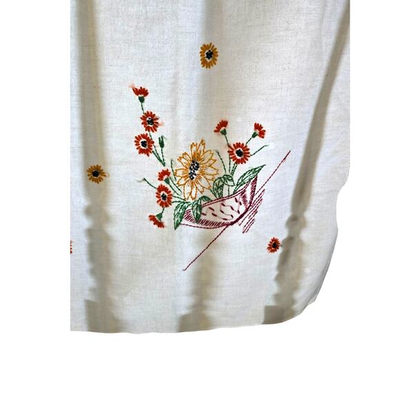 Vintage Hand Embroidered Crocheted Border 47" X 40" Tablecloth - Picture 9 of 10